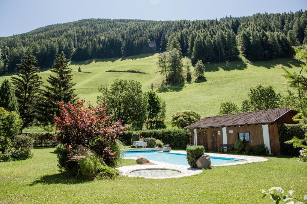 Bazén v ubytování Alpine Life Hotel Anabel nebo v jeho okolí