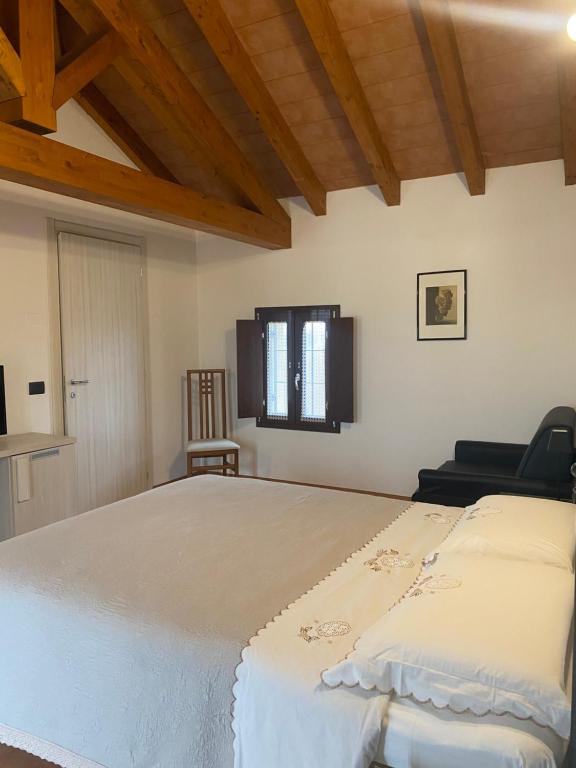 1 cama blanca grande en una habitación con ventana en B&B Molinetto, en Piacenza