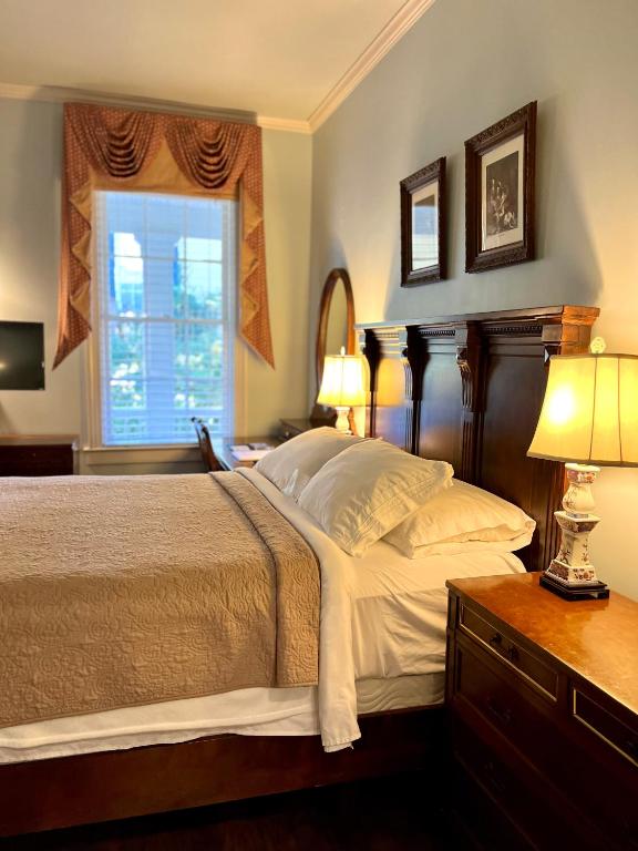 Anchuca Historic Mansion & Inn - Deluxe Queen Room