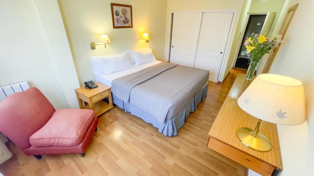 Postel nebo postele na pokoji v ubytování Hotel Nahuel Huapi