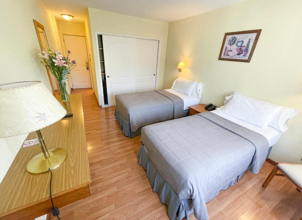 Postel nebo postele na pokoji v ubytování Hotel Nahuel Huapi