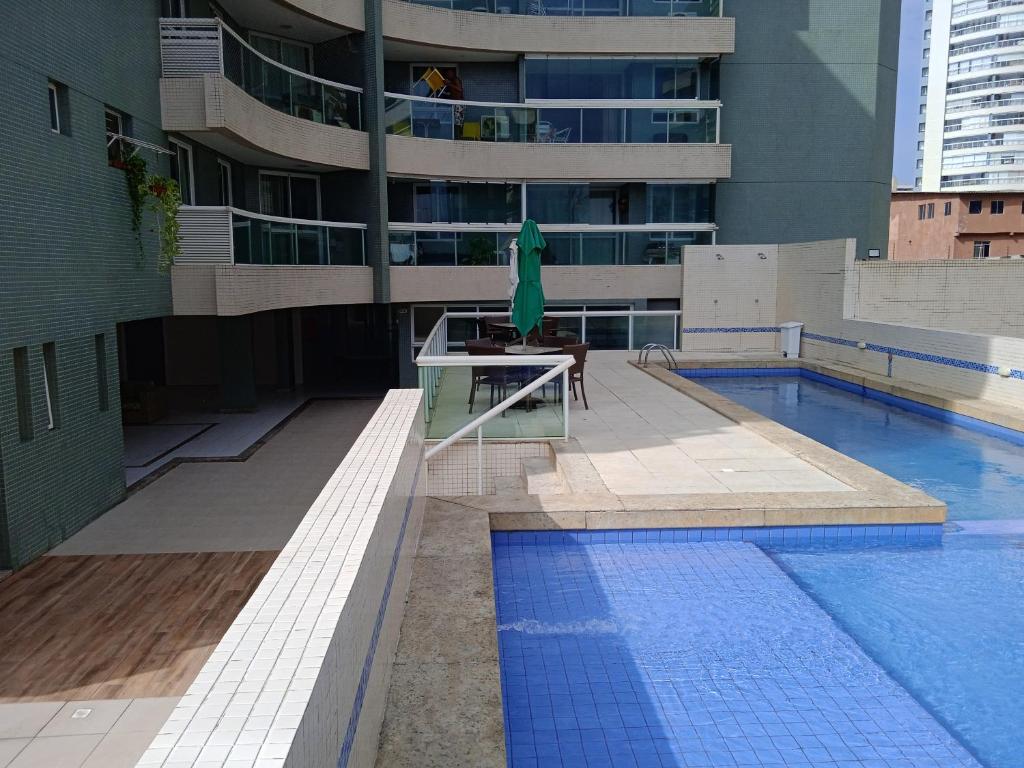 una piscina frente a un edificio en Flat na orla de Salvador, en Salvador