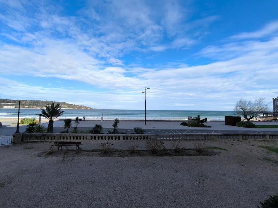um parque com um banco e vista para a praia em Exceptionnel-Spacieux-Vue mer Hendaye plage-Garage em Hendaye