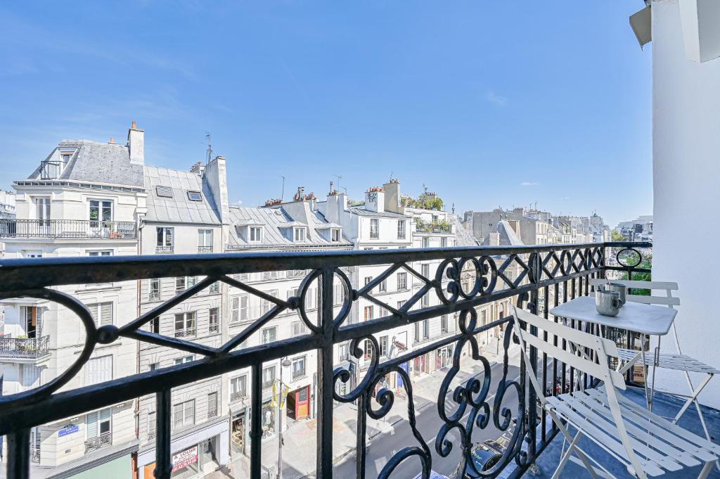 un balcon avec vue sur une ville dans l'établissement Terrasse au coeur du Marais, à Paris