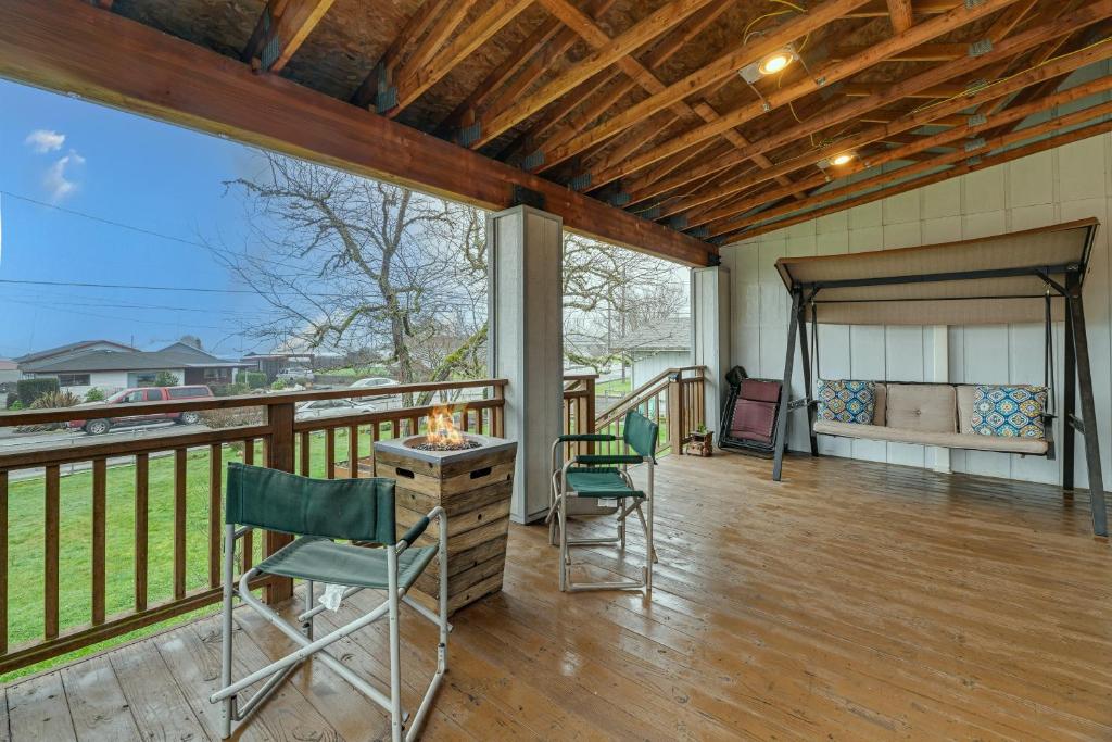 porche cubierto con sillas, mesa y chimenea en Family-Friendly Winston Vacation Rental with Deck! en Winston