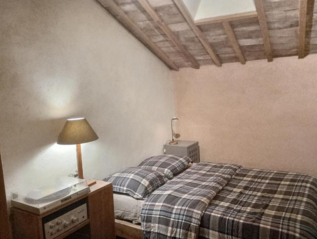 מיטה או מיטות בחדר ב-Chambre douillette chez Benjamin