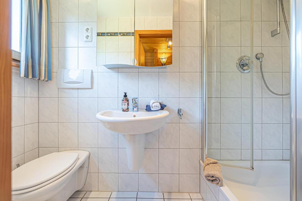 Koupelna v ubytování Lütt Hus - Zeltdachhaus in Strandnähe