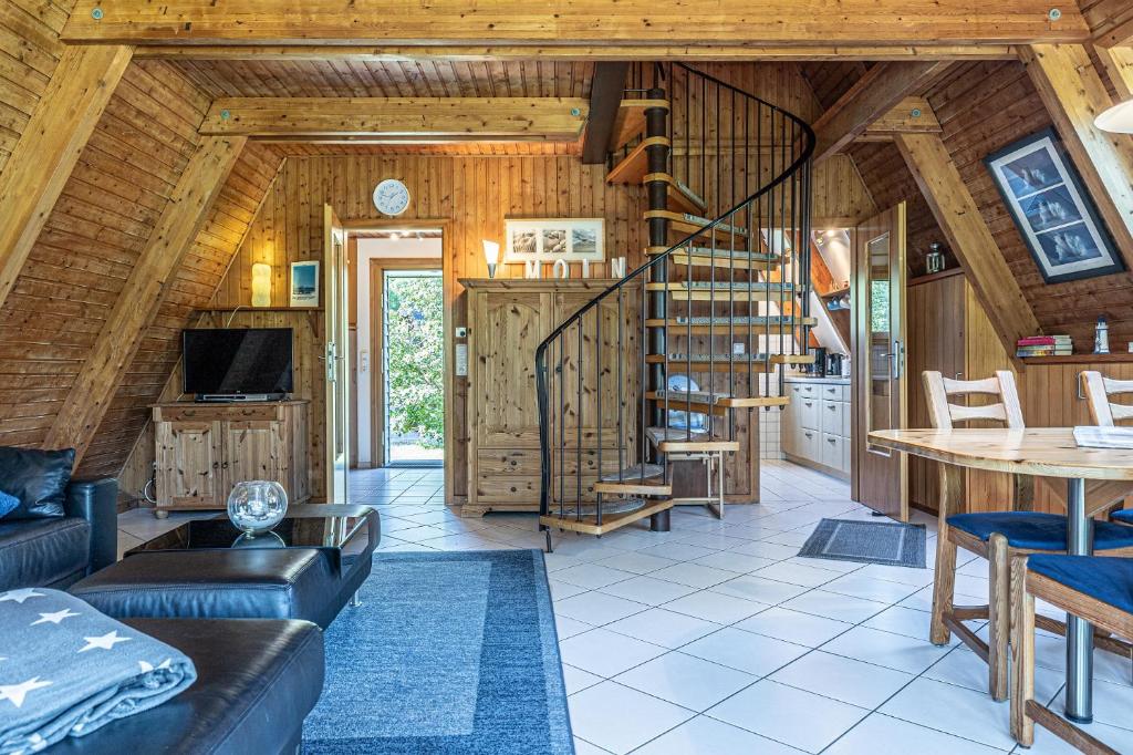 TV a/nebo společenská místnost v ubytování Lütt Hus - Zeltdachhaus in Strandnähe