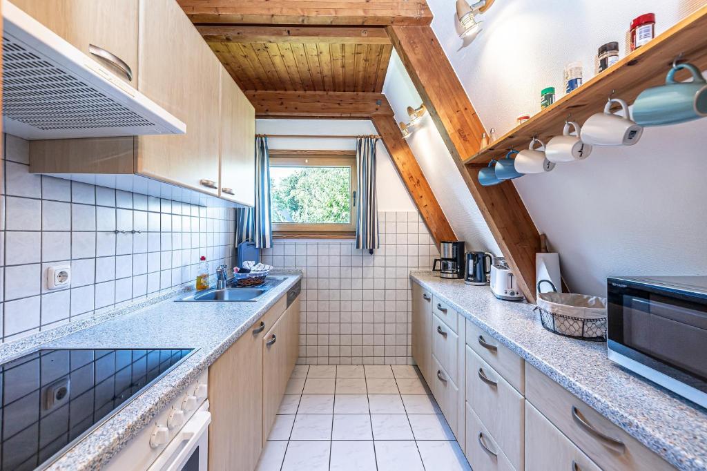 Kuchyň nebo kuchyňský kout v ubytování Lütt Hus - Zeltdachhaus in Strandnähe