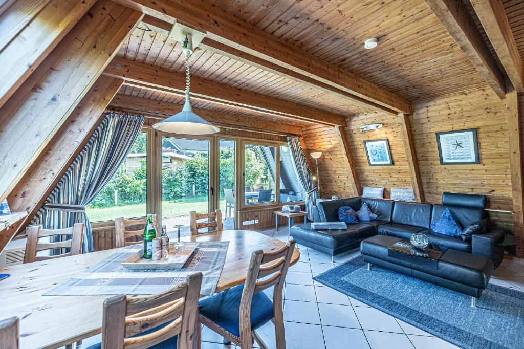 Posezení v ubytování Lütt Hus - Zeltdachhaus in Strandnähe