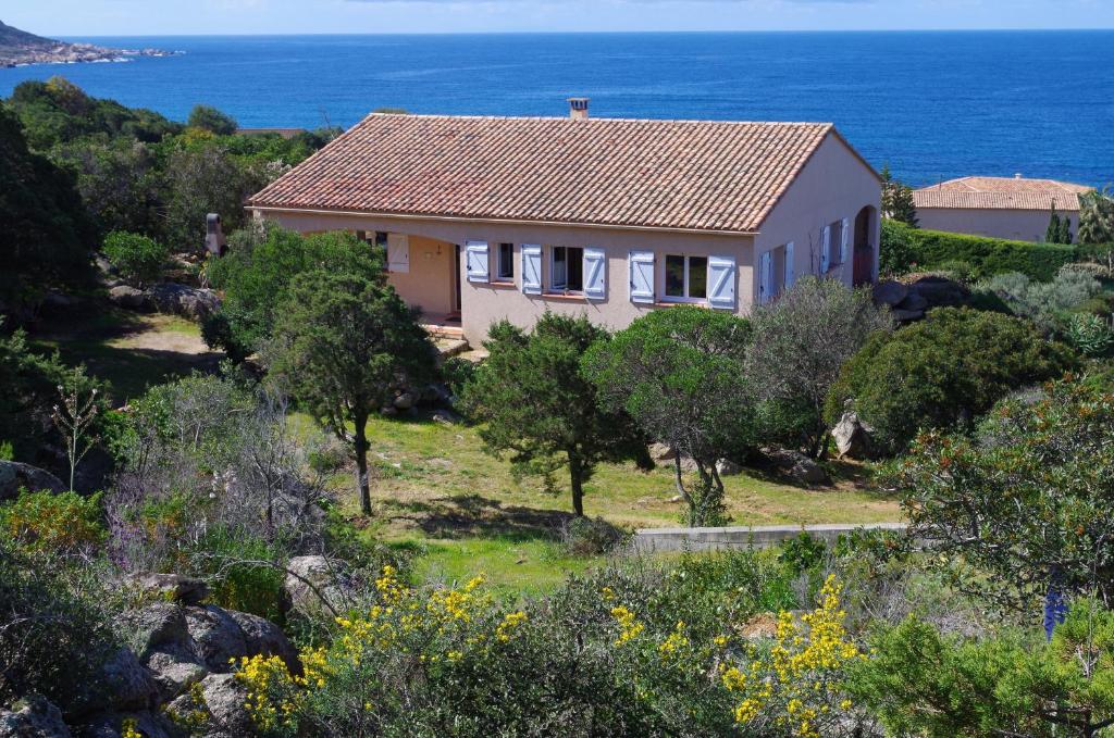 una casa con vista sull'oceano di villa marina a Sartène