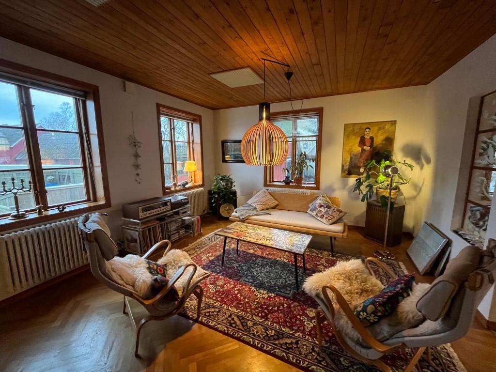 sala de estar con sofá y mesa en Banken, en Nyhamnsläge