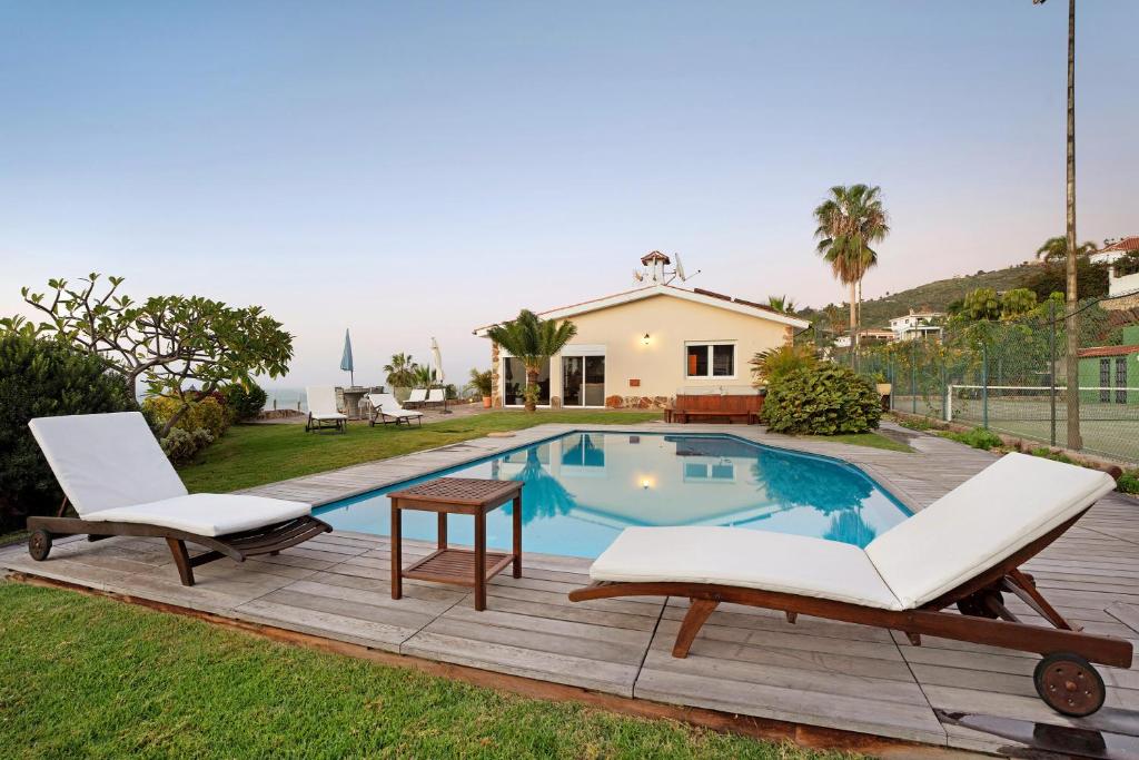 Puntillo del SolにあるVilla Irinaの家の隣のプール(椅子2脚、テーブル付)