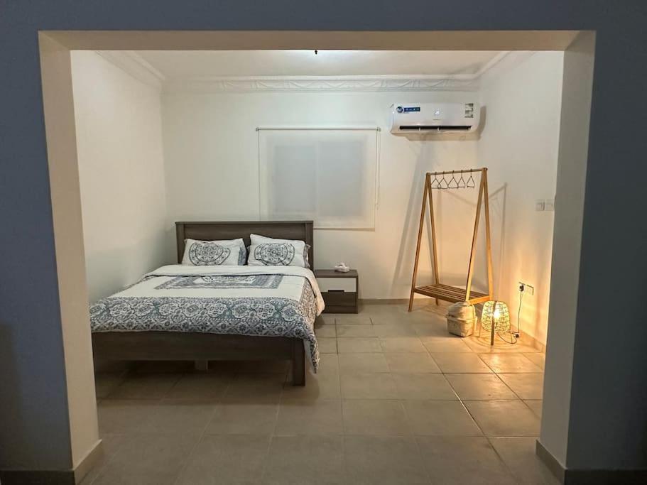 Cozy apartment in AlOlaya Khobar في الخبر: غرفة نوم فيها سرير و سلم