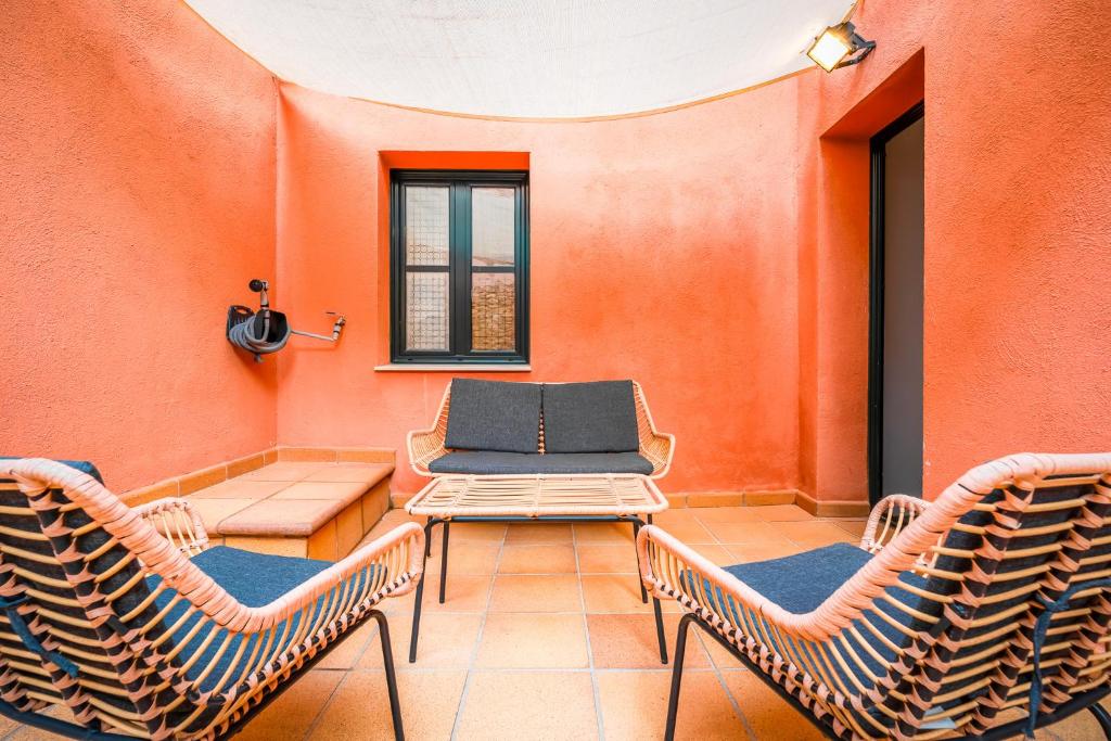 un patio con 2 sillas, una mesa y un banco en Unik Vacation Civaderia, en Tarragona