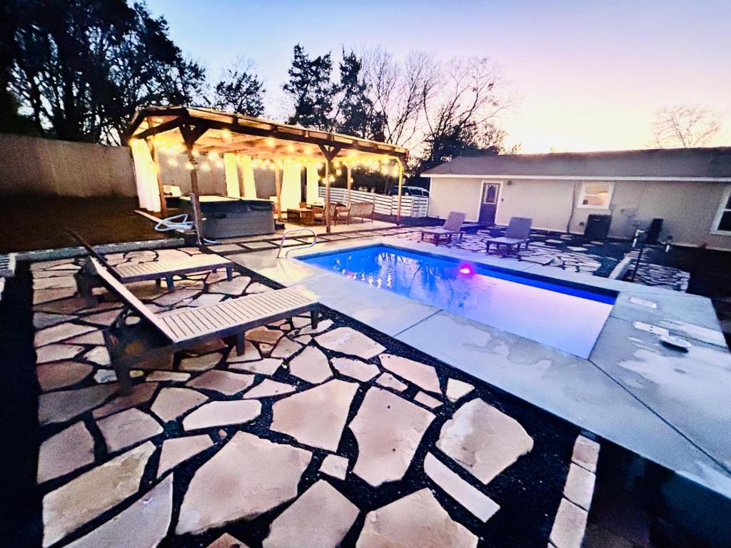 una piscina frente a una casa en Manchaca Meadows - 4 Bedroom Villa, en Manchaca
