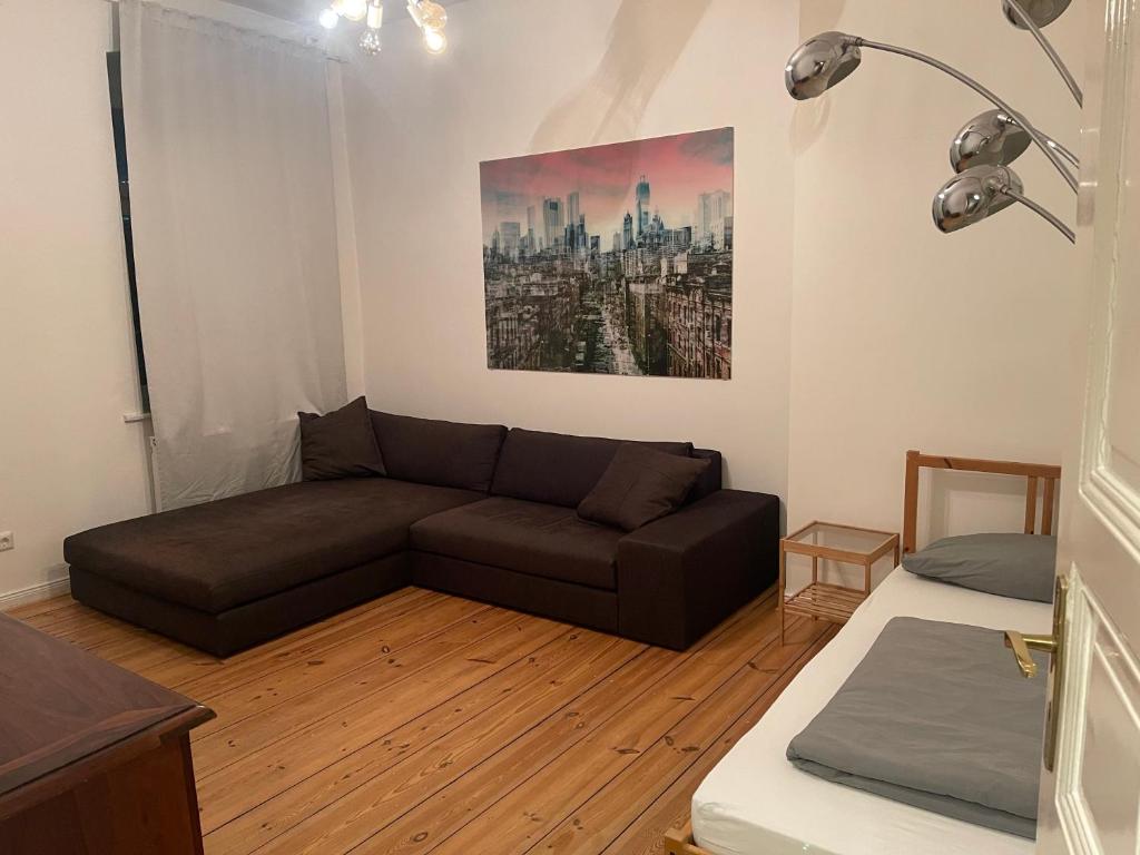 sala de estar con sofá y ciudad en Lovely apartment/Prenzlauer Berg, en Berlín