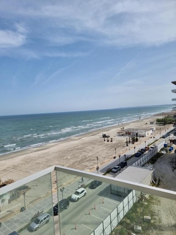 un apartamento en condominio con vistas a la playa desde el balcón en Apartament Best View - Endless Summer Mamaia Nord Apartaments, en Mamaia Nord – Năvodari