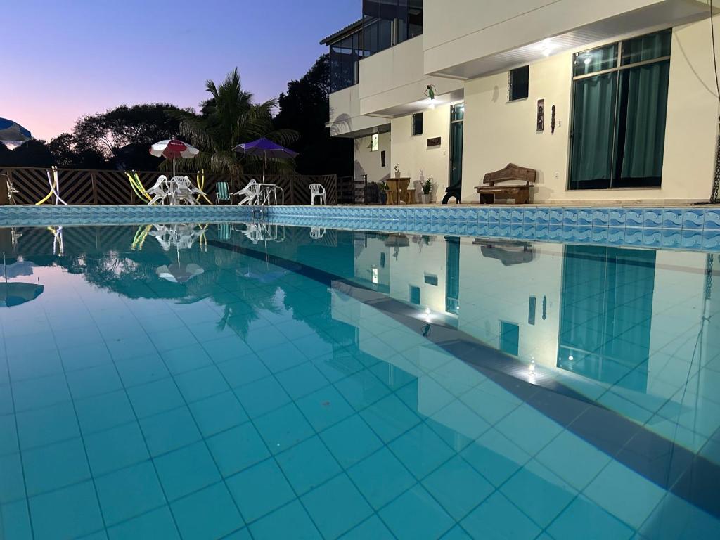 uma piscina em frente a um edifício em Recanto da Felicidade em São Lourenço