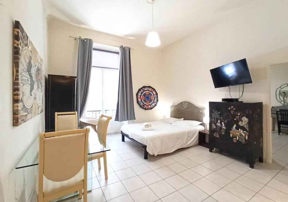 - une chambre avec un lit et une télévision dans l'établissement Viva Riviera Residence Marina Croisette, à Cannes