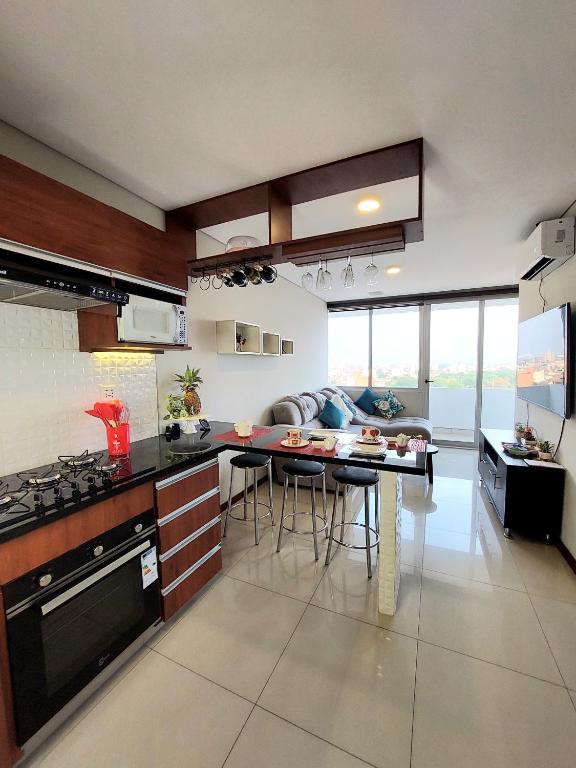 a kitchen with a counter and a table with chairs at Pihare II in Santa Cruz de la Sierra