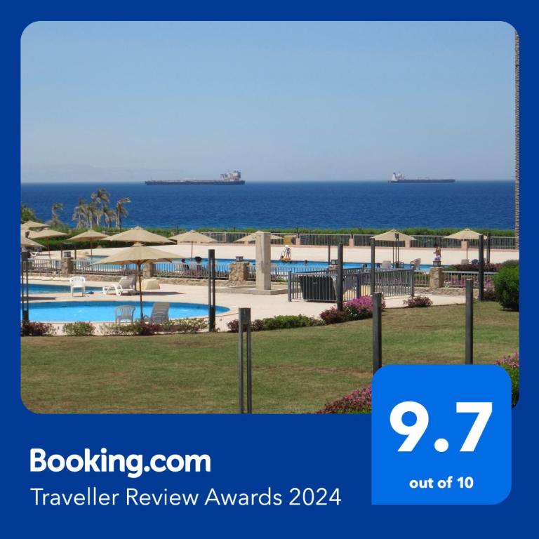 - Vistas a un complejo con piscina y al océano en Modern Front Seaview chalet, en Ain Sokhna