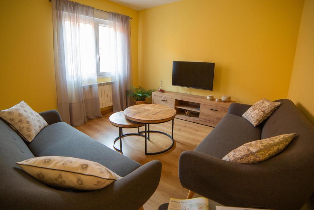 瓦提耶拉的住宿－Casa Galetxo, junto a Bardenas Reales y Sendaviva，客厅配有两张沙发和一张桌子