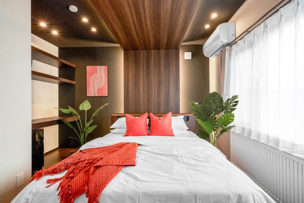 Un pat sau paturi într-o cameră la Best Location LUX Home, 2 Blocks to Sbwy, Sleeps 9