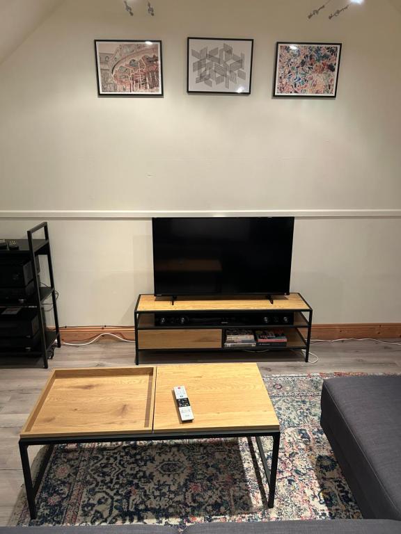 TV a/nebo společenská místnost v ubytování The Loft @ Kildare Village