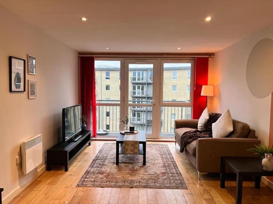a living room with a couch and a tv at Chic 1 Bed Centrally Located Apartment - Birmingham JQ in Birmingham