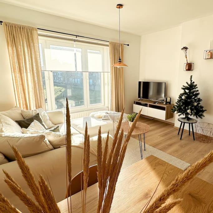 TV a/nebo společenská místnost v ubytování Gezellig appartement te Bredene