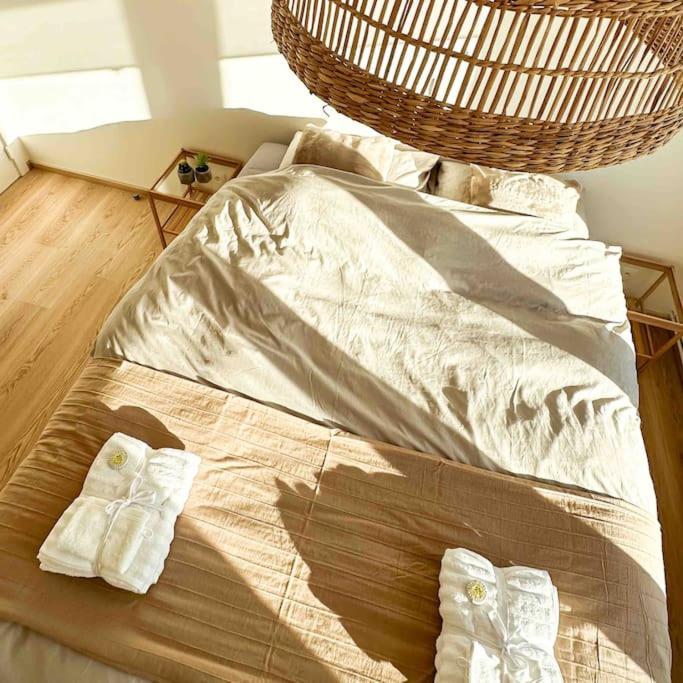 Postel nebo postele na pokoji v ubytování Gezellig appartement te Bredene