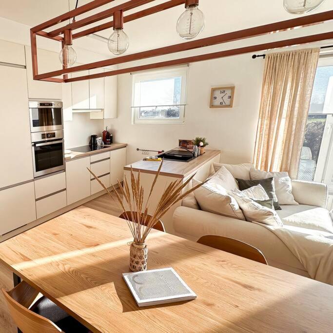Kuchyň nebo kuchyňský kout v ubytování Gezellig appartement te Bredene