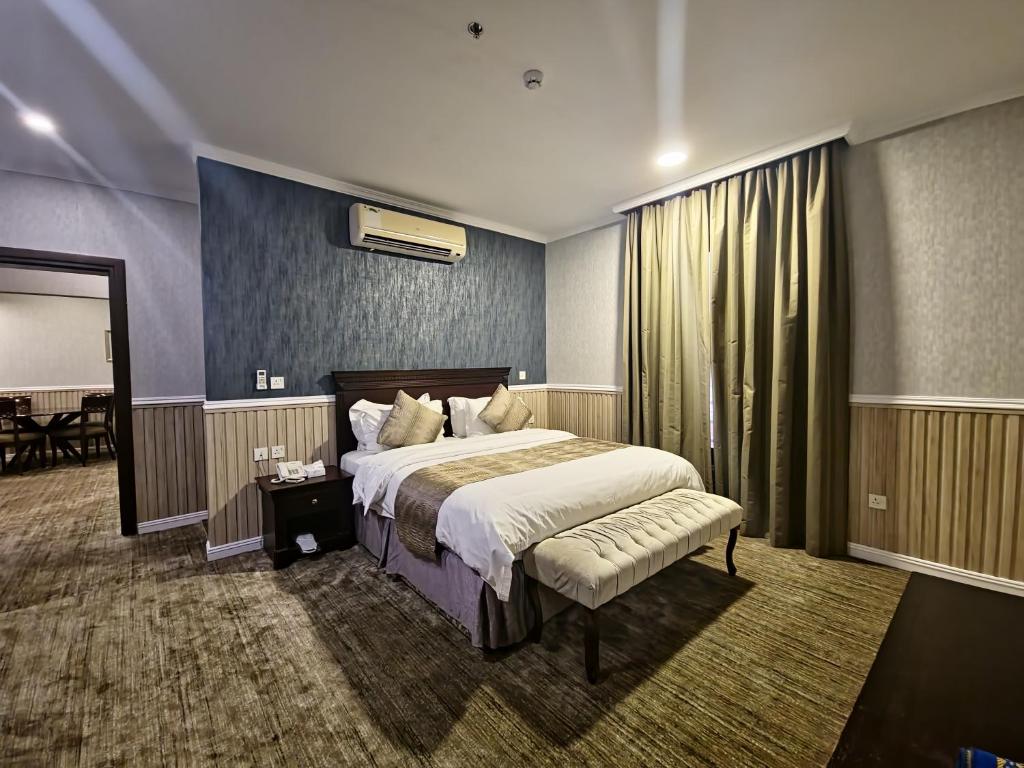 ein Hotelzimmer mit einem Bett und einem Fenster in der Unterkunft قصور الشرق للاجنحة الفندقية Qosor Al Sharq in Dschidda