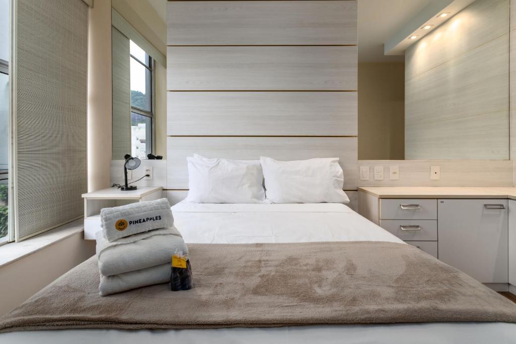 1 dormitorio con 1 cama grande y toallas. en Sofisticado ideal para familias em Botafogo - PB202B en Río de Janeiro