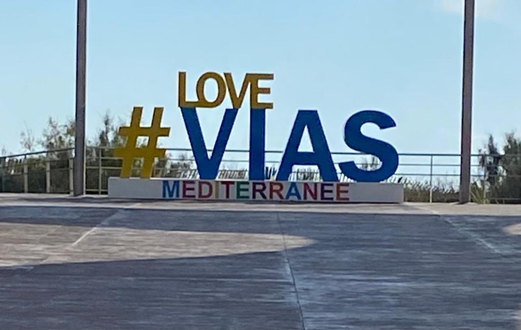 un panneau avec les mots love visa dans un parking dans l'établissement Mobilhome, à Vias