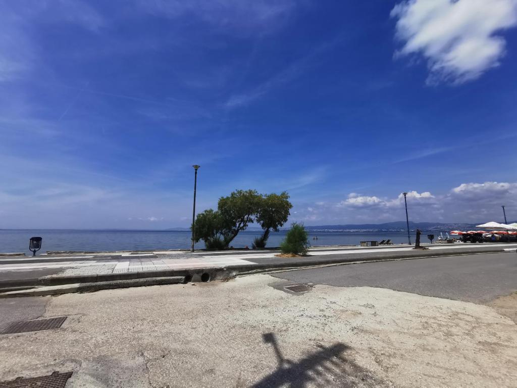 une rue vide avec vue sur l'océan dans l'établissement Thalassa apartment 2 Perea, à Peraia