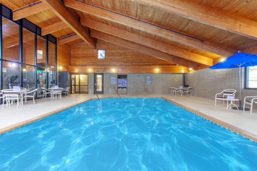 Bazén v ubytování AmericInn by Wyndham Mankato Event Center near MSU nebo v jeho okolí