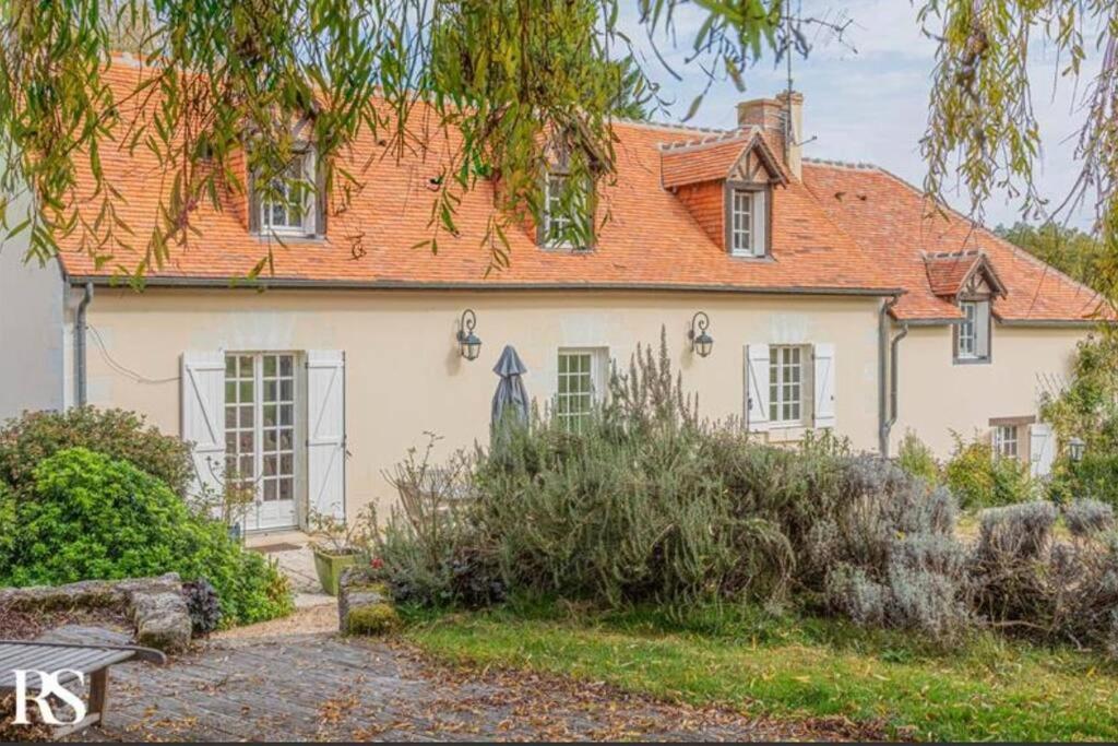 una casa blanca con techo naranja en Belle et calme maison de campagne en Artannes-sur-Indre