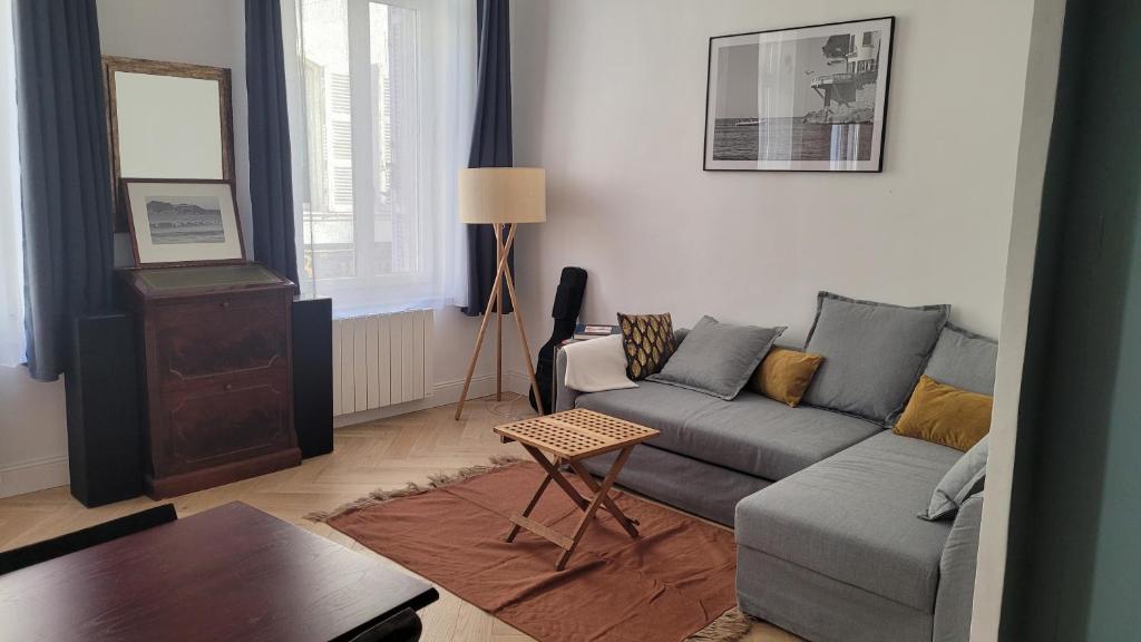 a living room with a couch and a table at Blue Note Home, Cosy, Port Vieux in La Ciotat