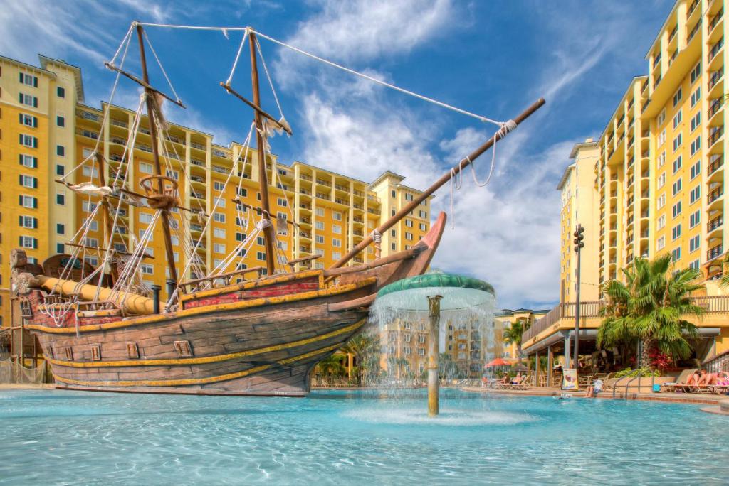 una estatua de un barco pirata en una fuente en Cozy 2BR Condo Resort Spa with Pirate Pool en Kissimmee