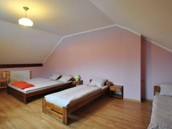 een kamer met 2 bedden in een kamer bij Willa Dona in Wisła