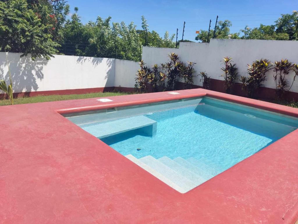 - une piscine avec un banc au milieu dans l'établissement Mary´s House, à Granada