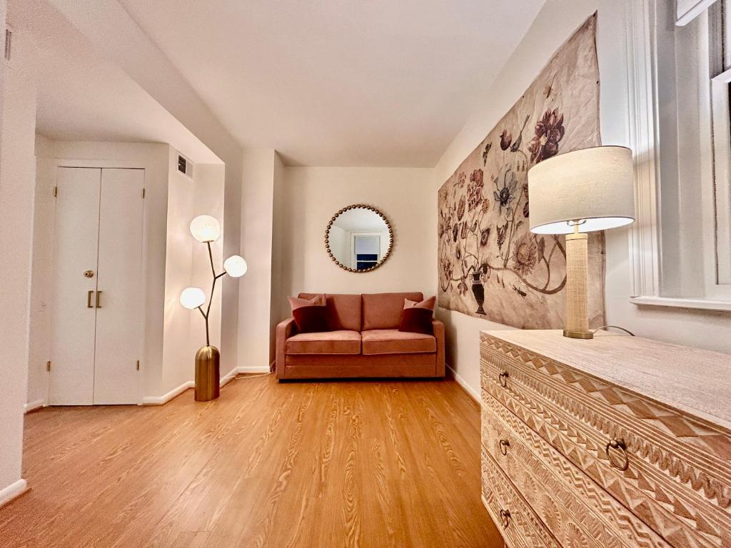 Swann House - King Studio With Sofa Bed