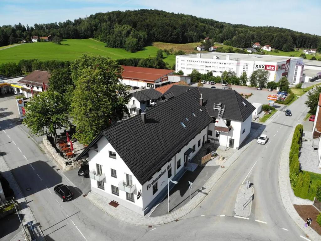 una vista aérea de una casa en una pequeña ciudad en Fürstensteiner Hof en Fürstenstein