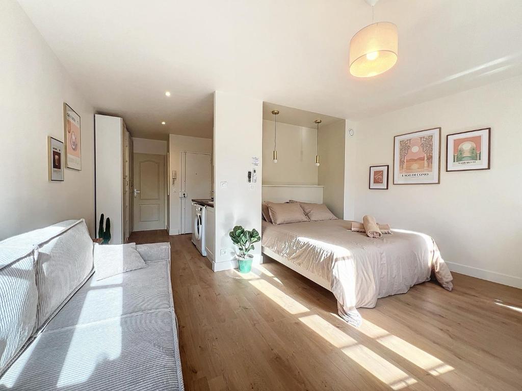 - une chambre avec un grand lit et du parquet dans l'établissement Charmant Appartement - Avec Balcon & Lumineux - Les Frères de la Loc', à Marseille