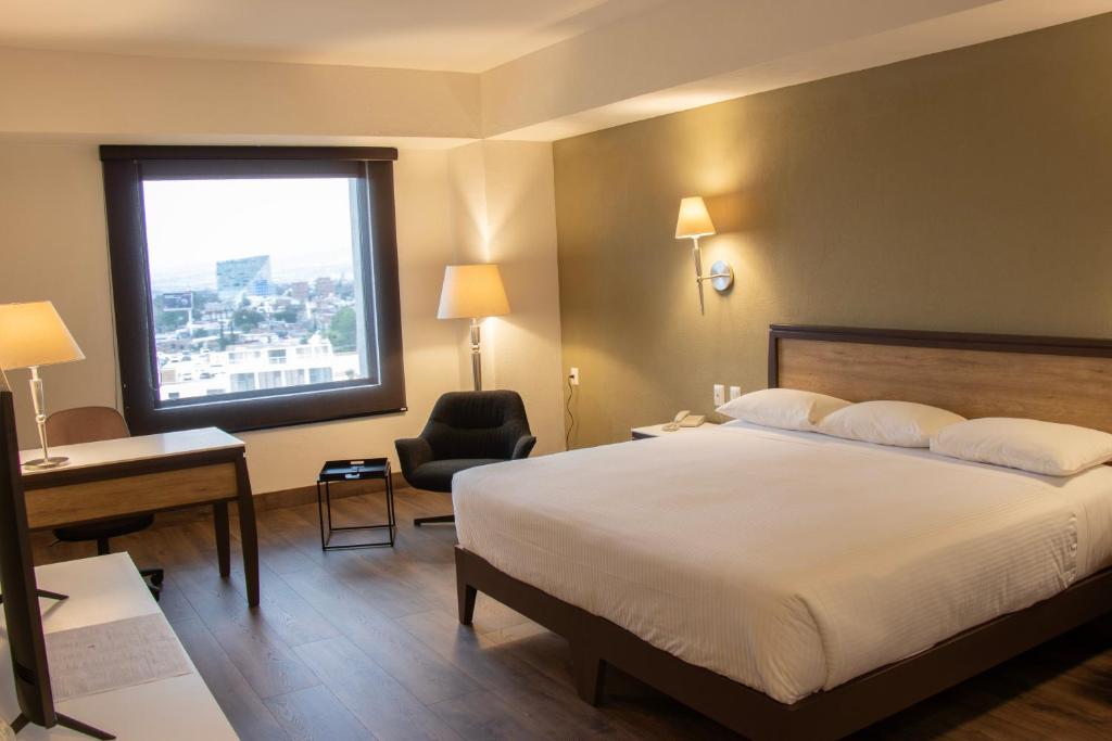 Hotel Turotel Morelia tesisinde bir odada yatak veya yataklar