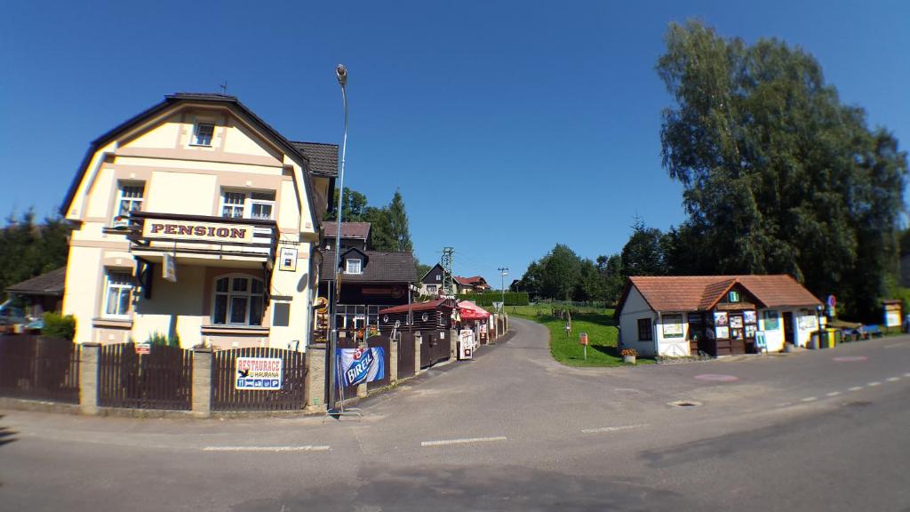 um edifício ao lado de uma rua em Pension u Havrana em Jetřichovice