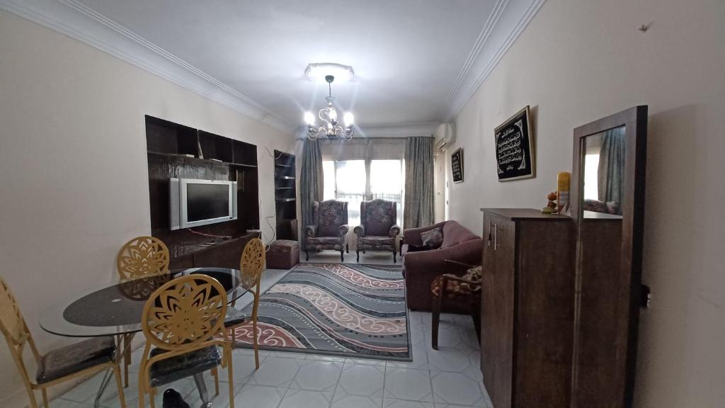 een woonkamer met een bank en een tafel bij Nice apartment in Caïro