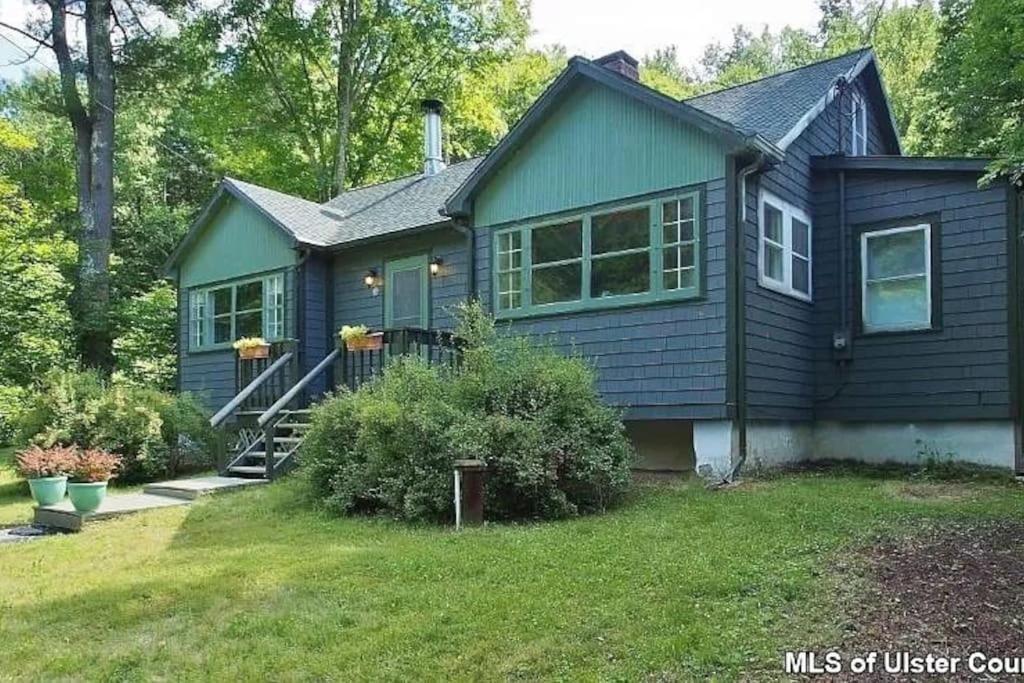 una casa con una casa azul en Catskills Cabin with Hot Tub near Skiing, en Shandaken